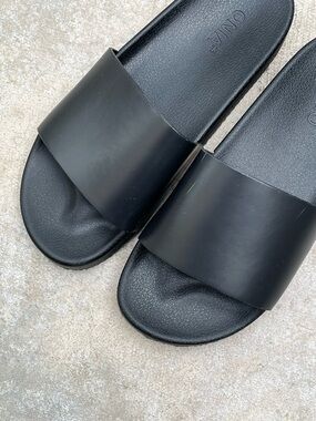 Onia Pool Slides Sandals Men Size 12 New with small imperfection